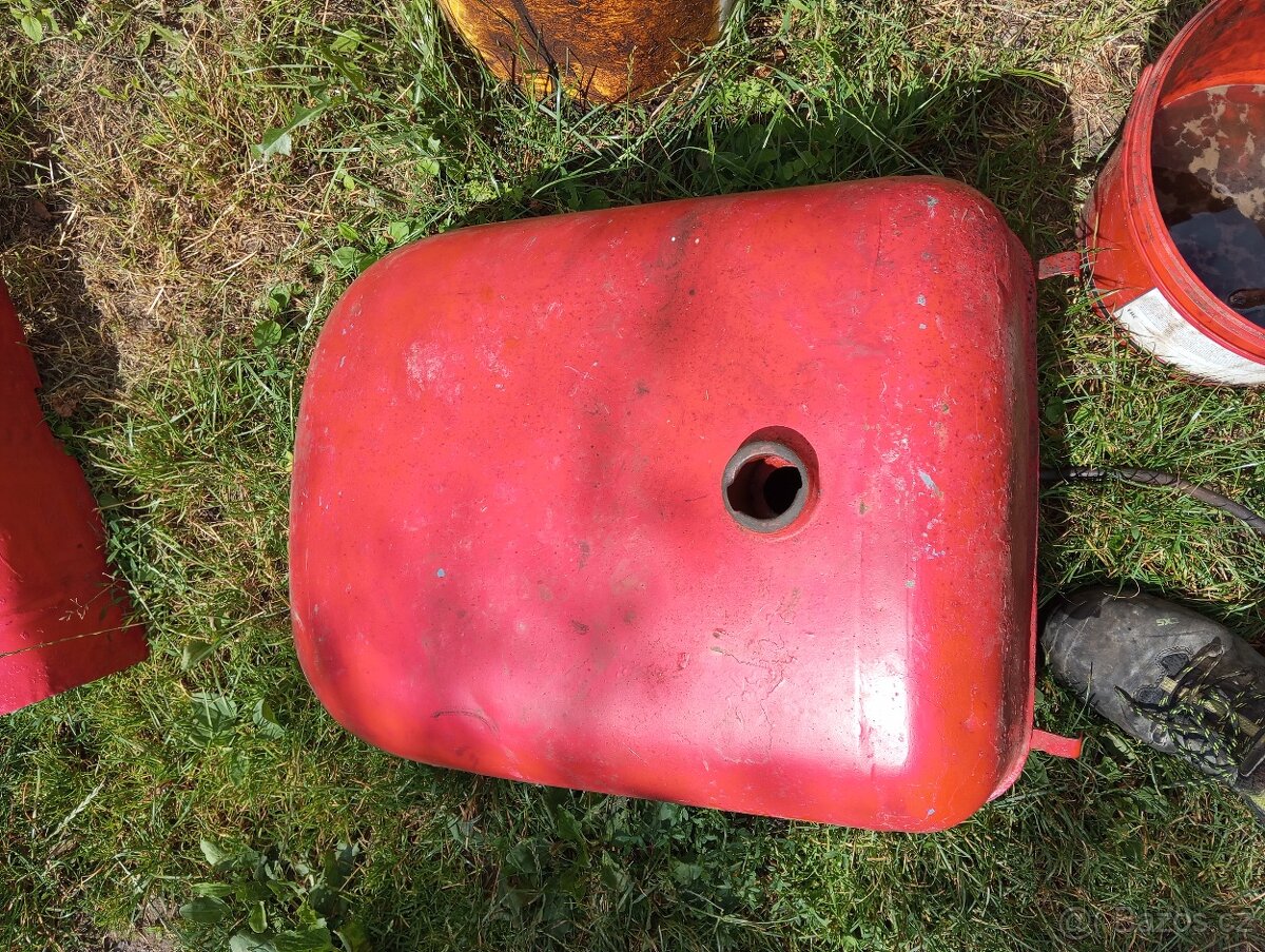 Zetor 25N nádrž a ruční plyn