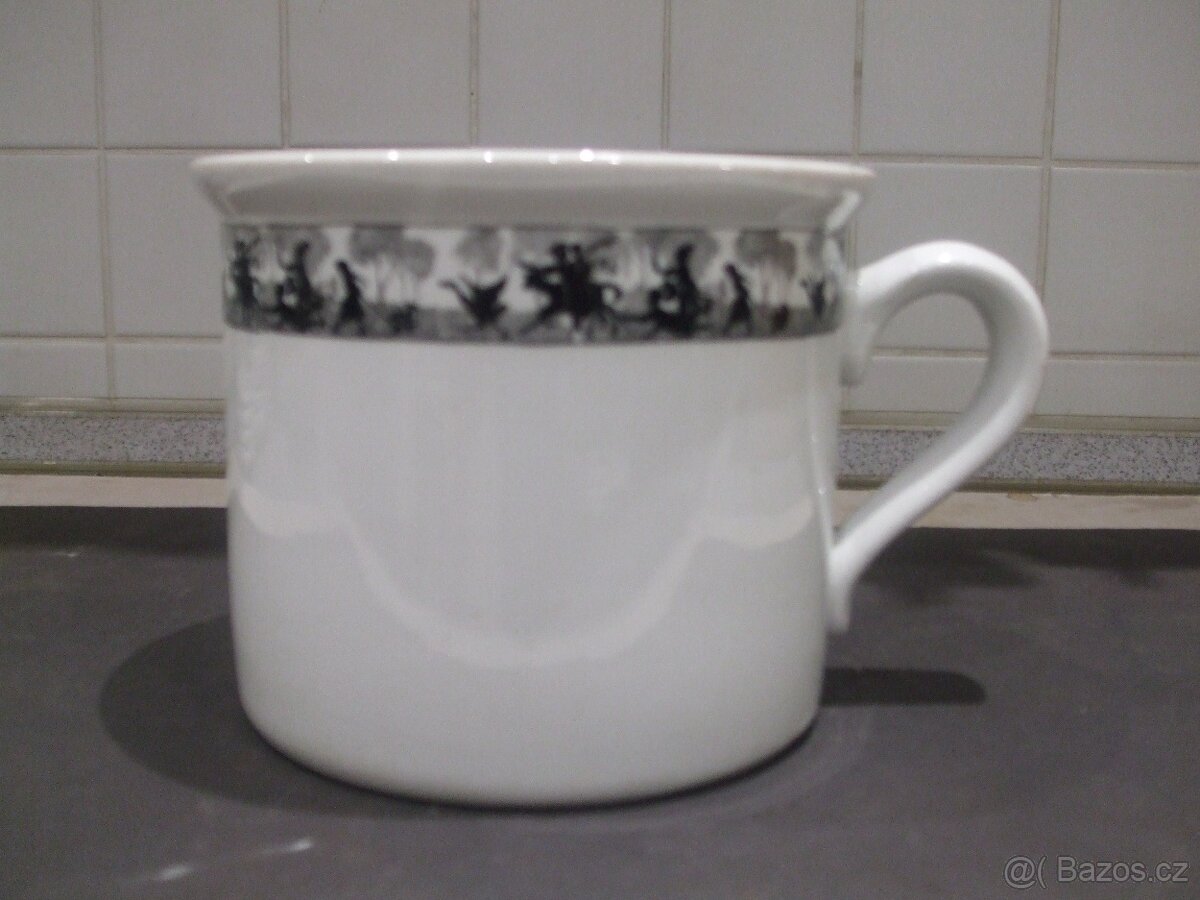 Starý velký porcelánový hrnek.
