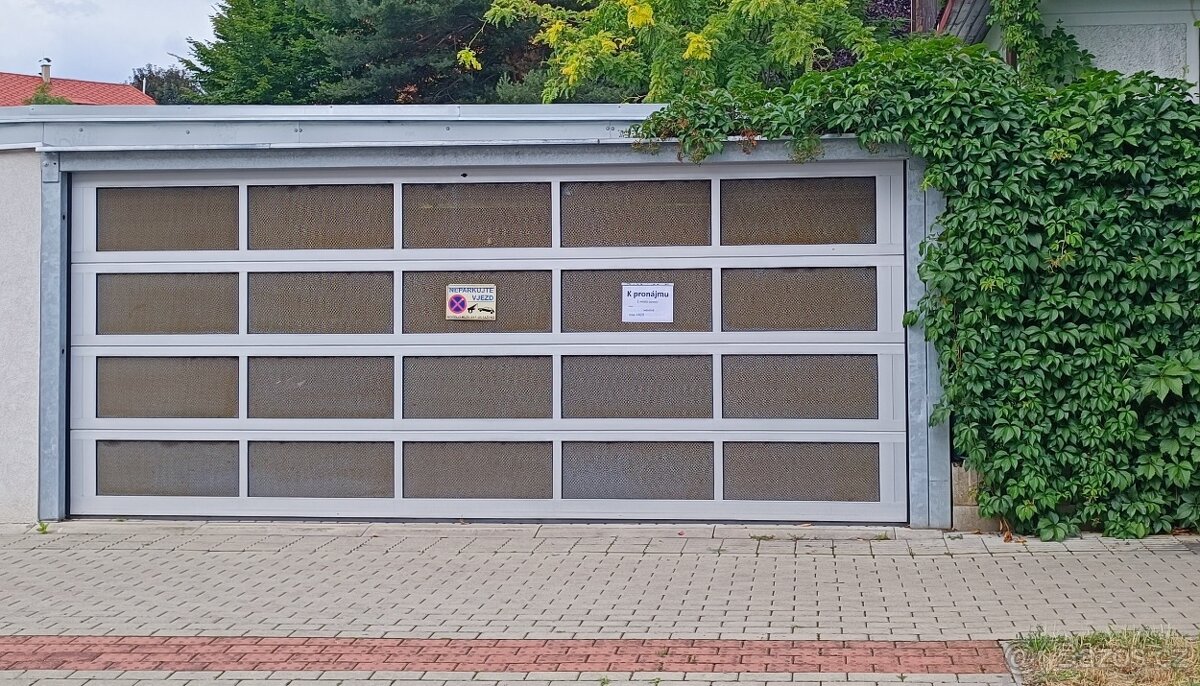 Jedno garážové stání ve dvougaráži