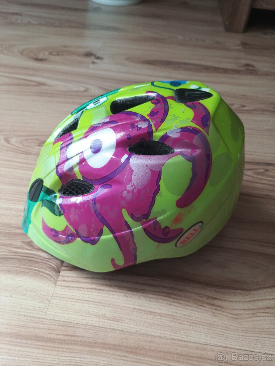 Dětská helma a přídavná kolečka ke kolu
