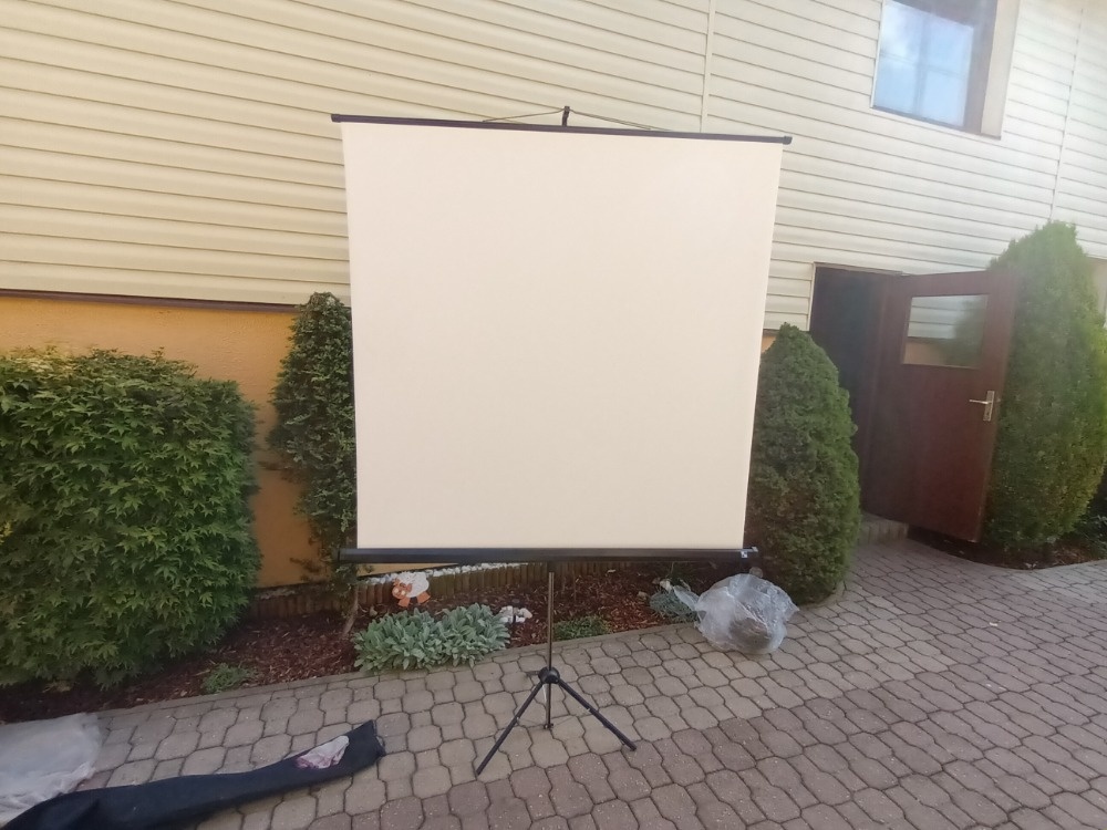Projekční plátno přenosné na stojanu