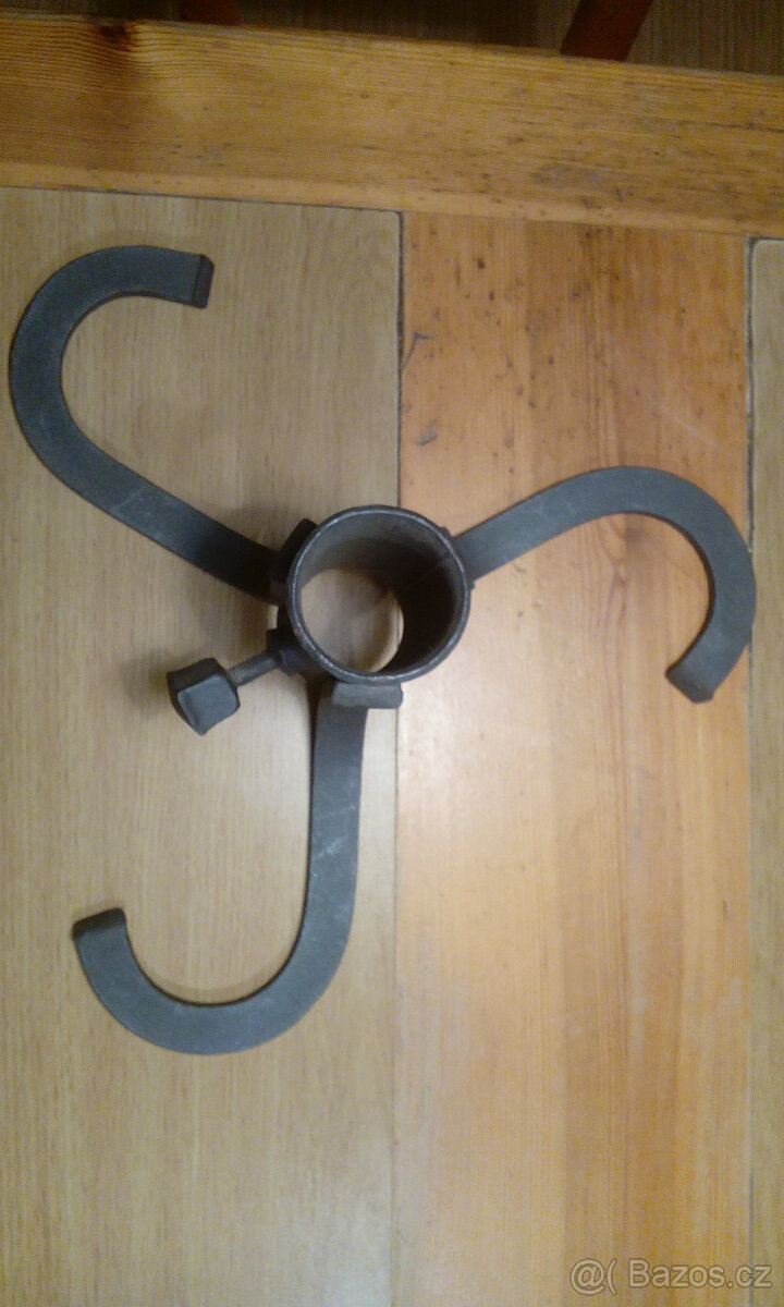 Kovaný stojánek na vánoční stromek