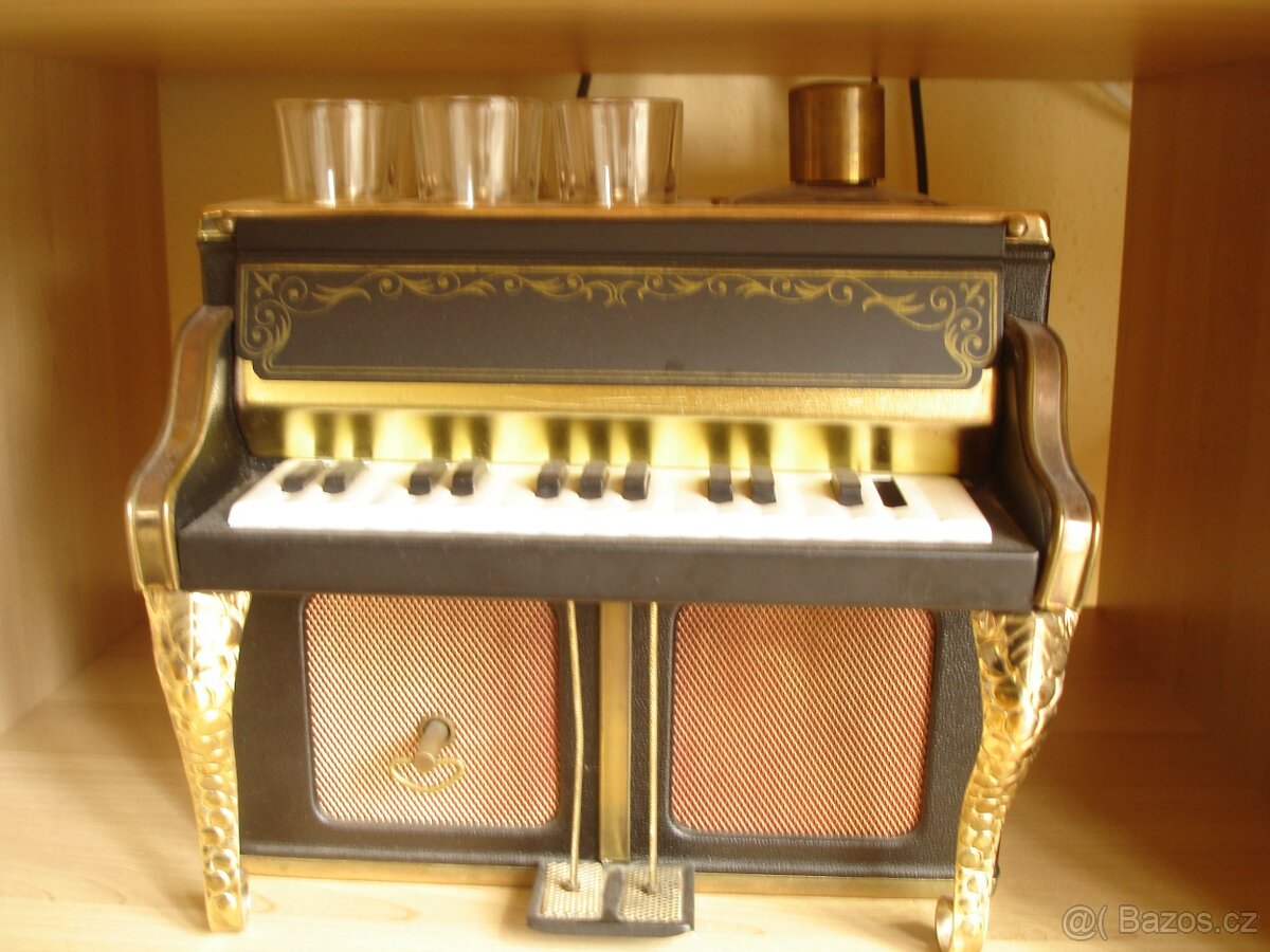 retro hrací piano s karafou a skleničkama