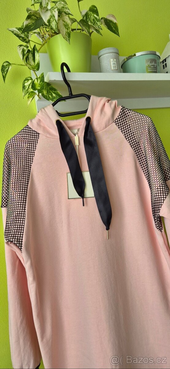 Elegantní mikinové šaty s ozdobnou síťovinou s kamínky