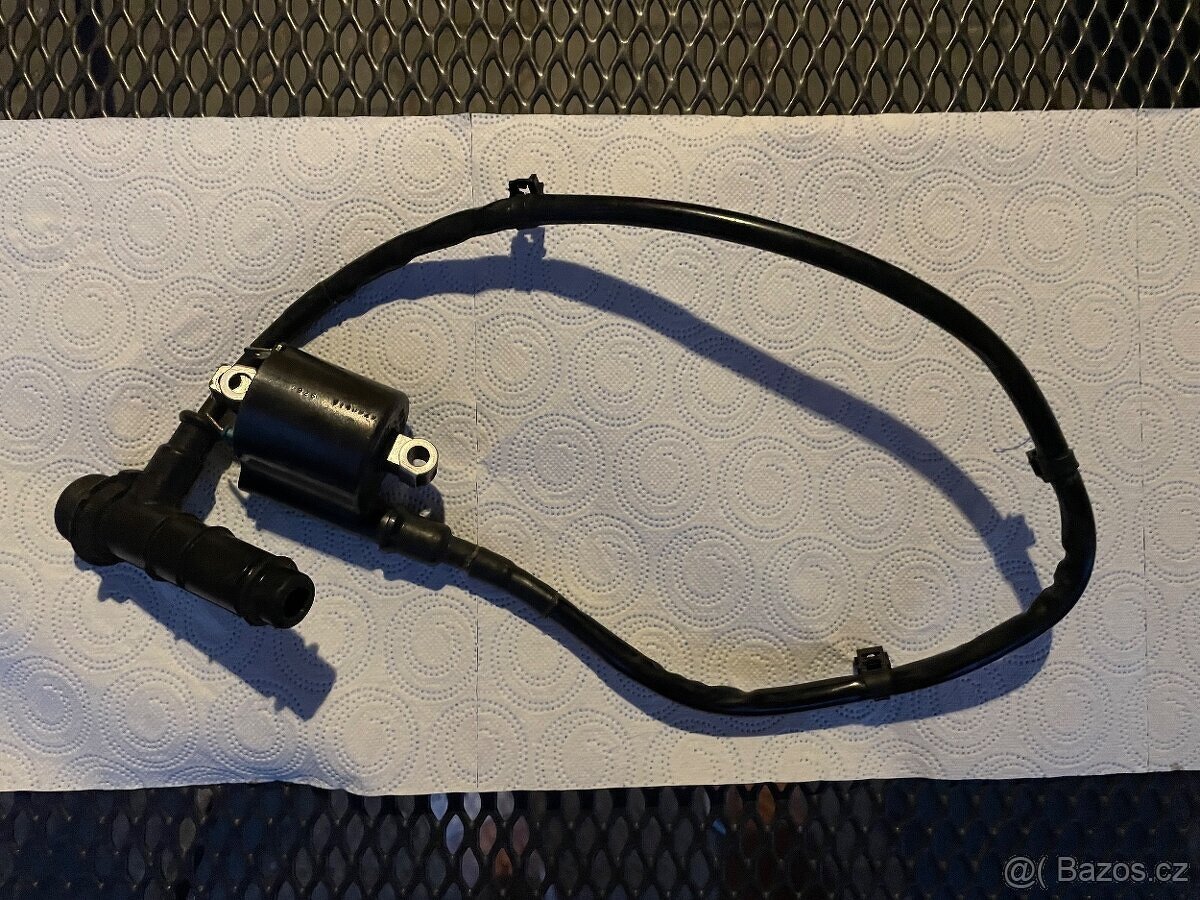 Honda cívka s kabelem a fajfka na svíčku