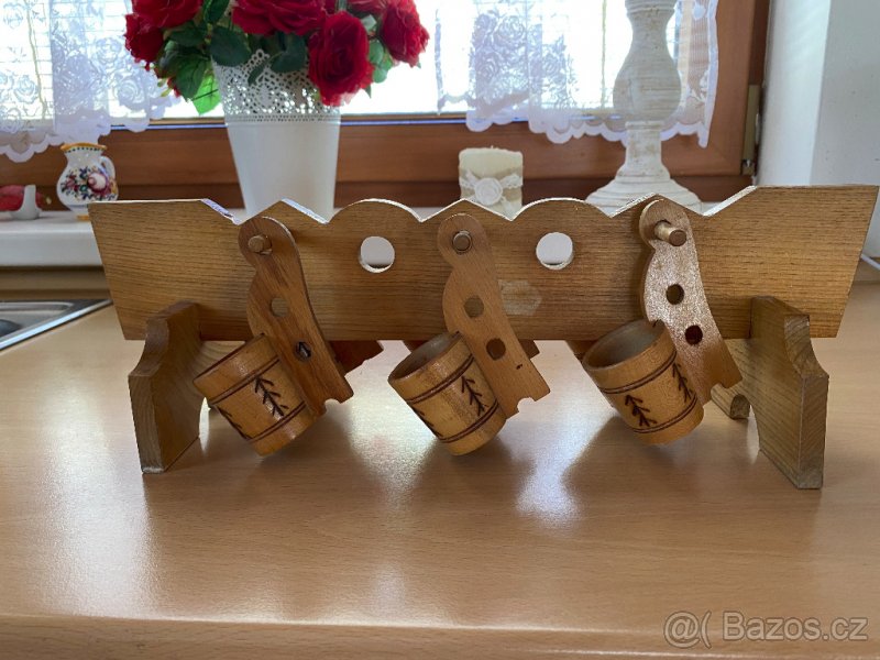 Dřevěný stojánek s hrníčky