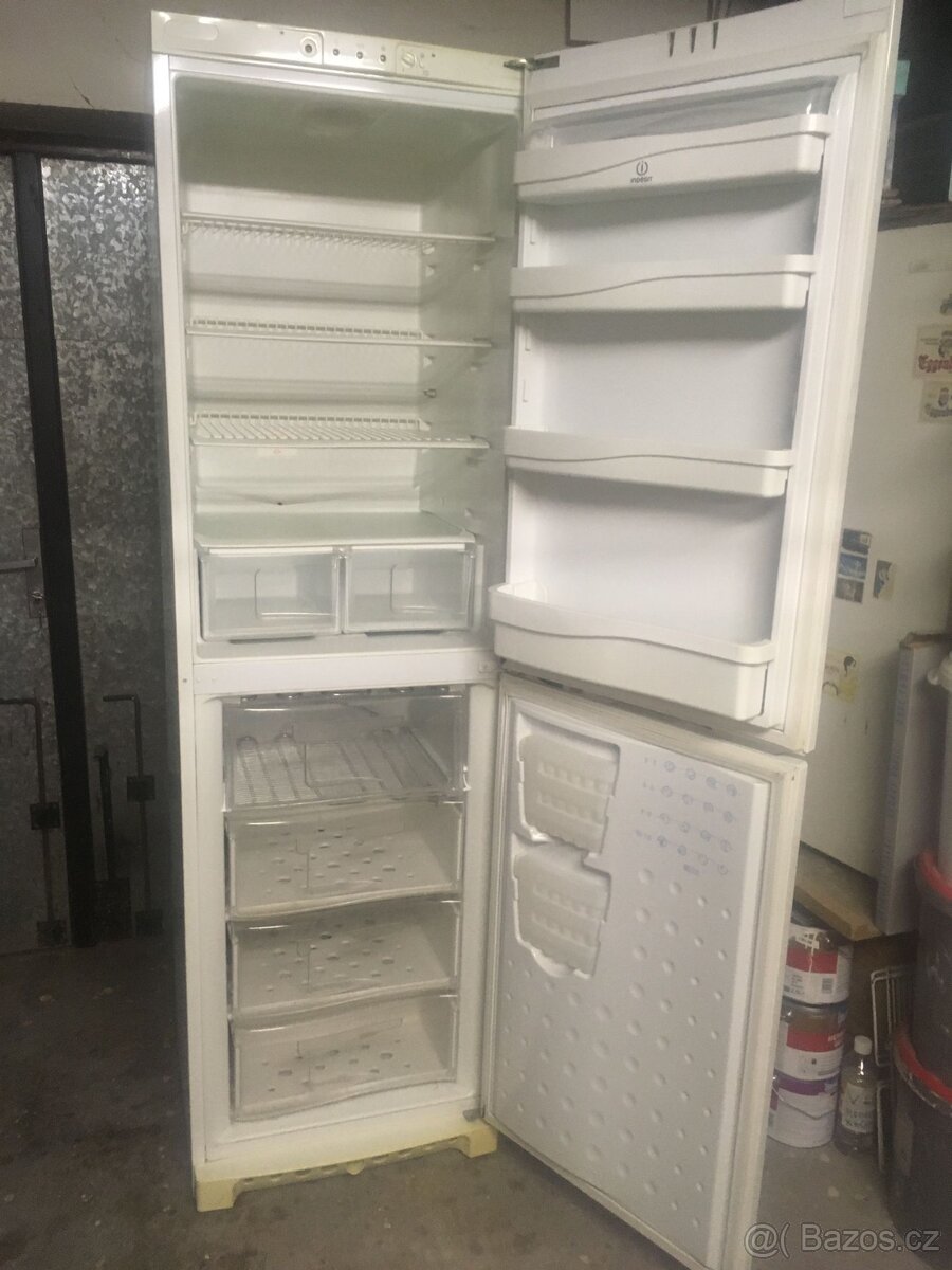 Lednička s mrazákem insesit