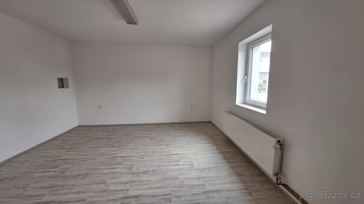 Pronájem kanceláře 16 m2, Husova, Pardubice