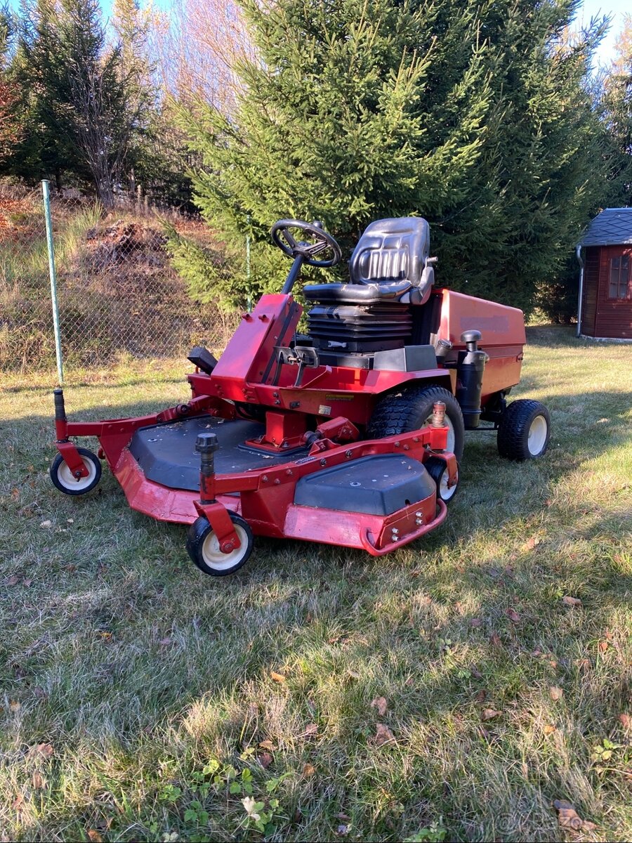 Zahradní traktor TORO Diesel Groundsmaster 220-D