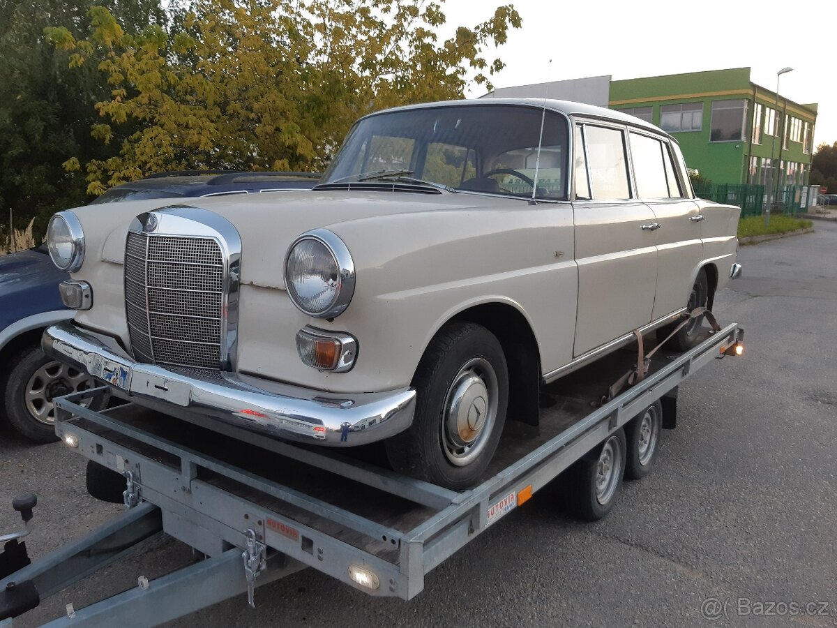 Mercedes W110 200 dvojitá karburace