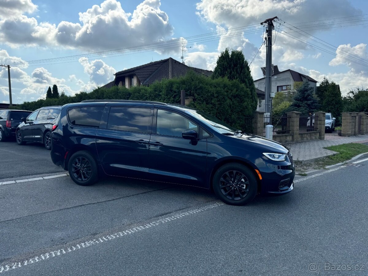 Chrysler Pacifica 3.6 S RU DVD Nový model 2022