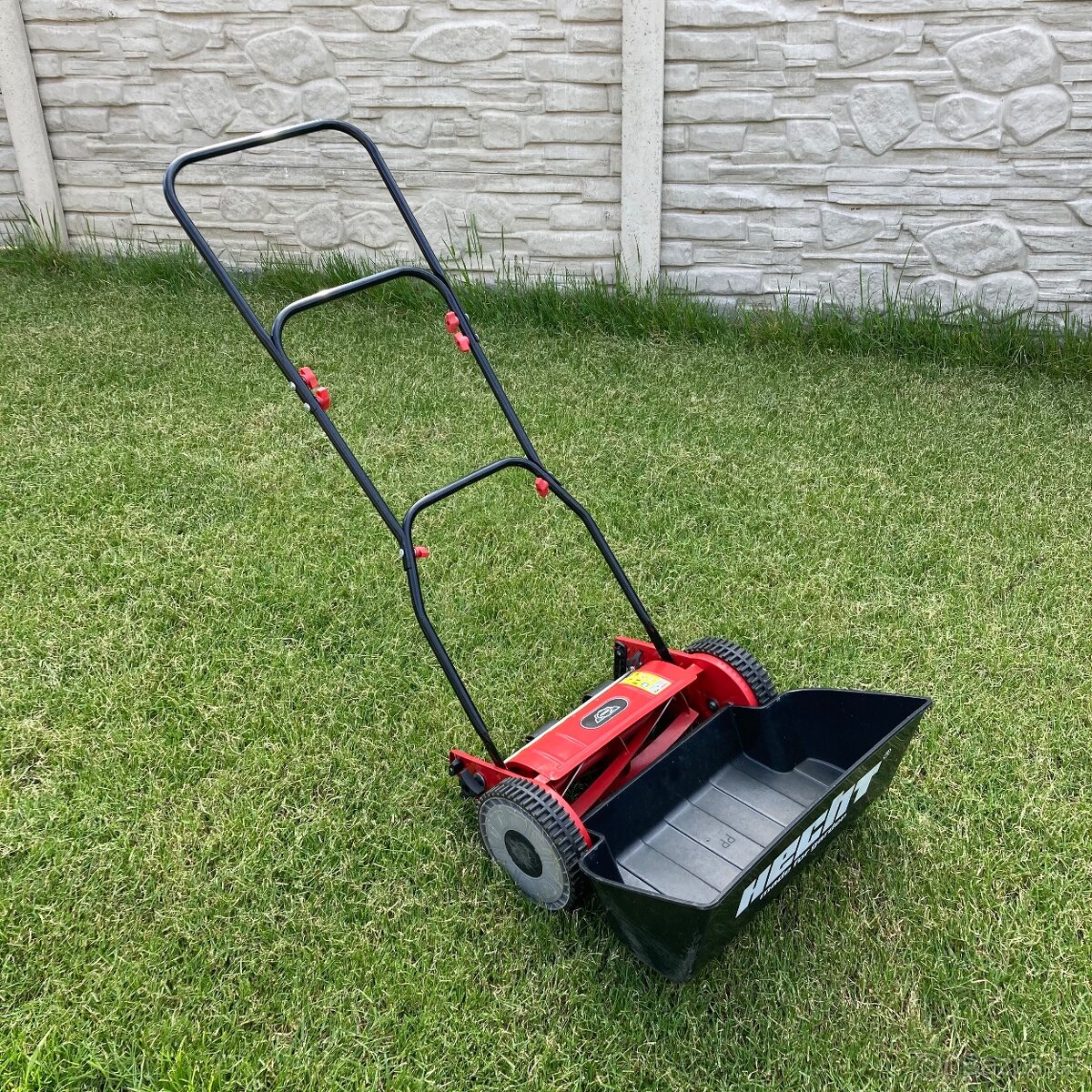 Ruční sekačka na trávu