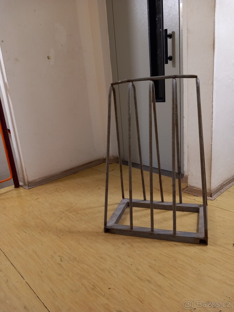 Stojan na koloběžky a 4 jíizdní kola,železný