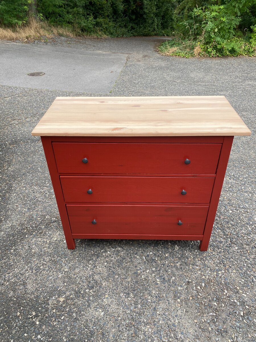 IKEA Hemnes se 3 zásuvkami červené mořidlo