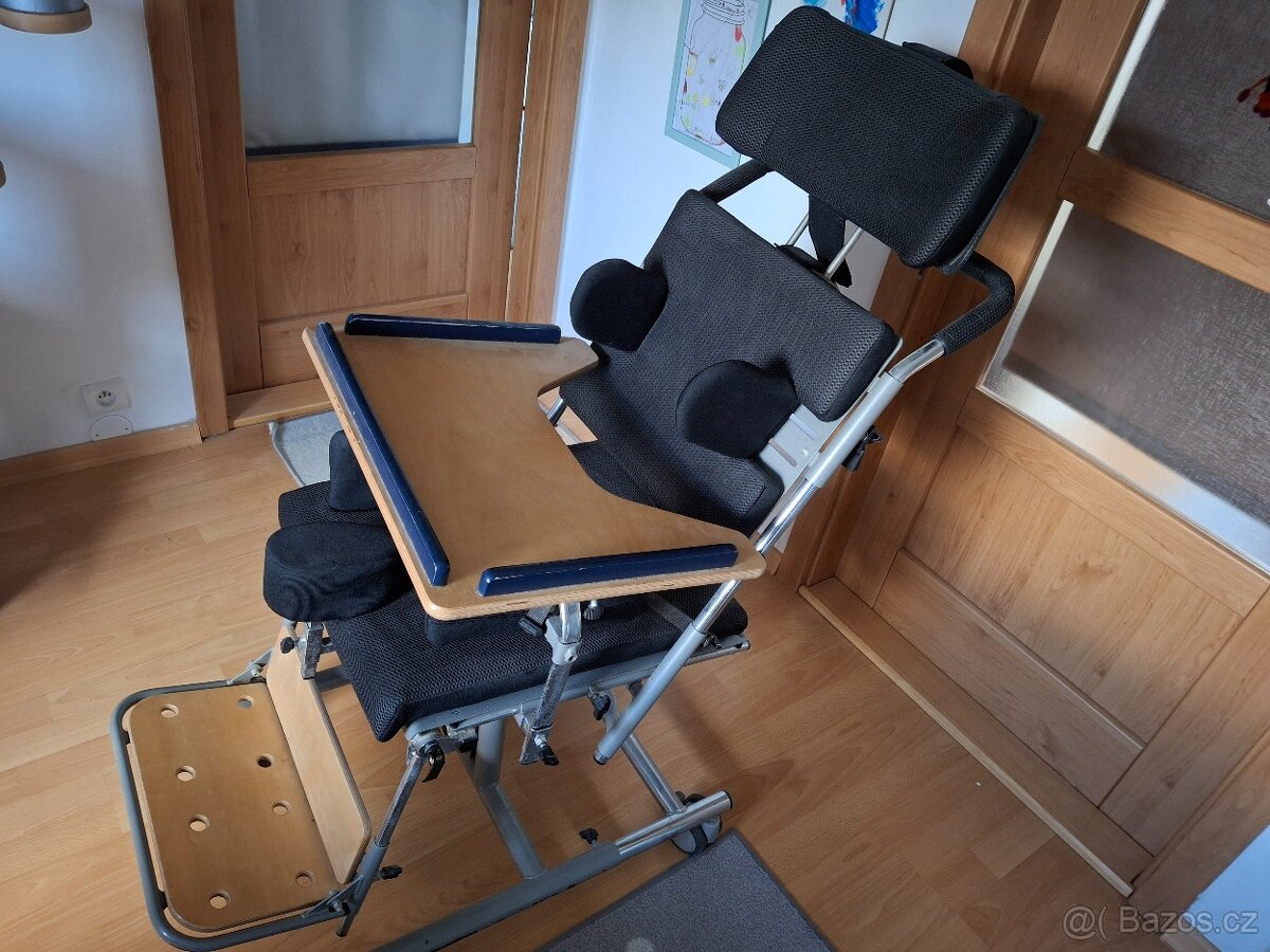 Pojízdná Židle, křeslo, polohovatelné se stolečkem invalid
