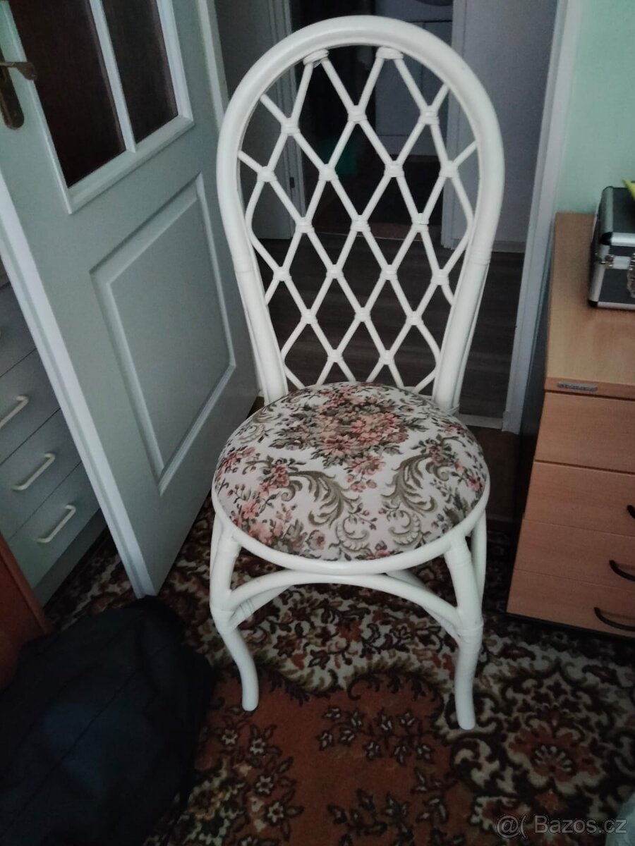 ŽIDLE BÍLÉ