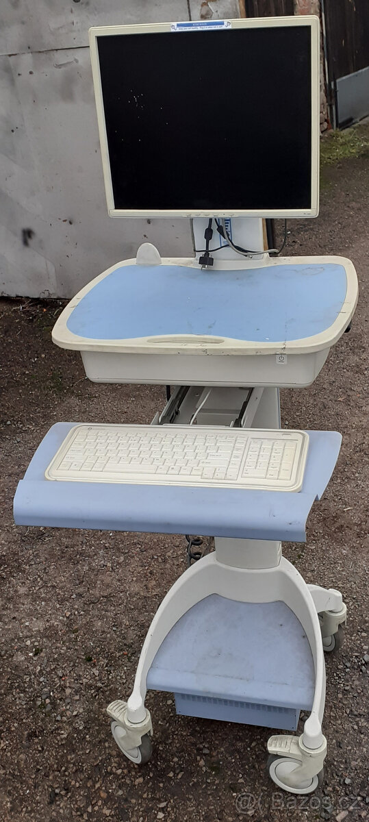 Počítačový stolek včetně monitoru, akumulátoru atd.