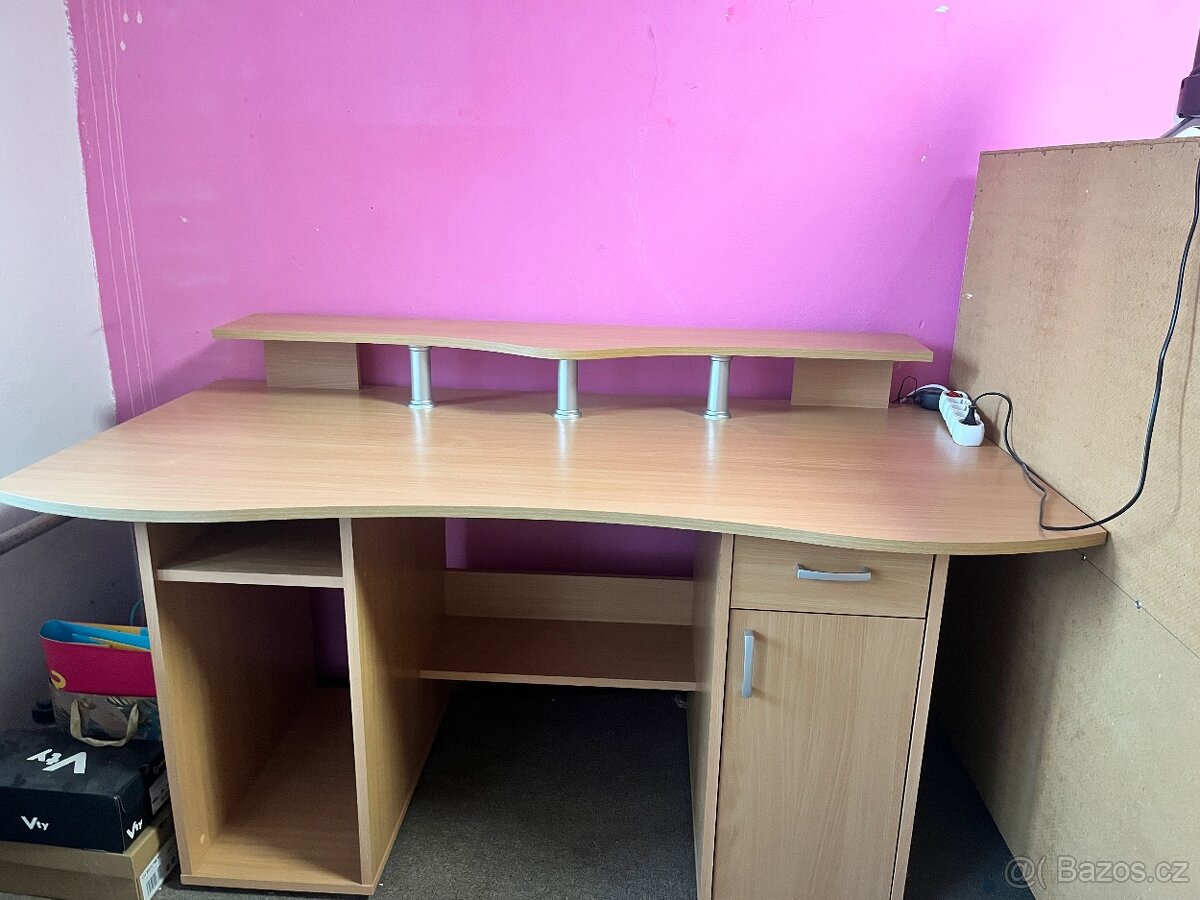 Psací stůl
