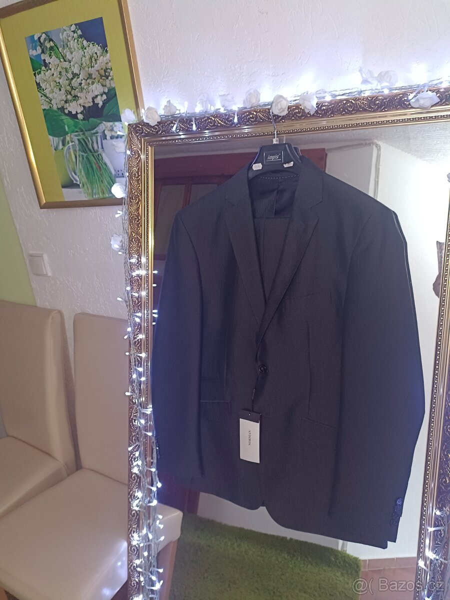 Pánský společenský oblek.