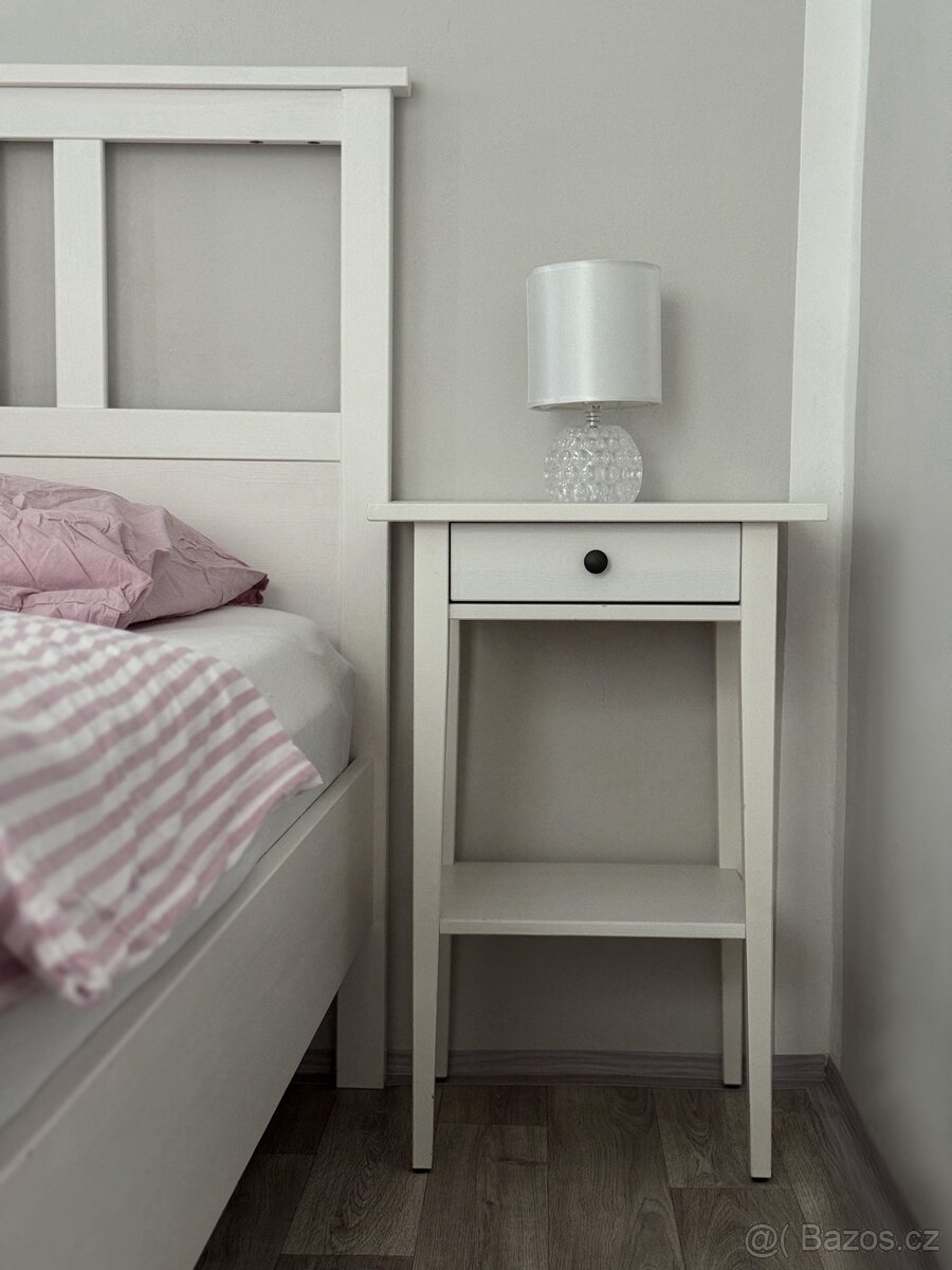 Noční stolky IKEA Hemnes bílé mořidlo.