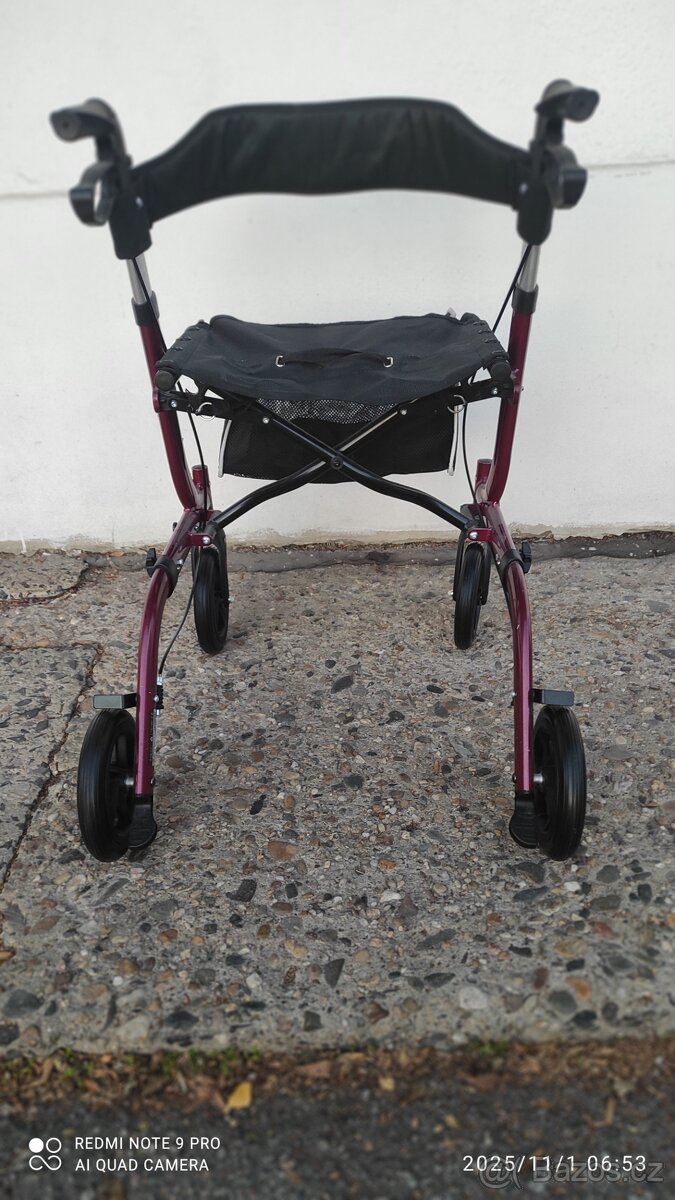 Prodám skoro nové čtyřkolové chodítko.