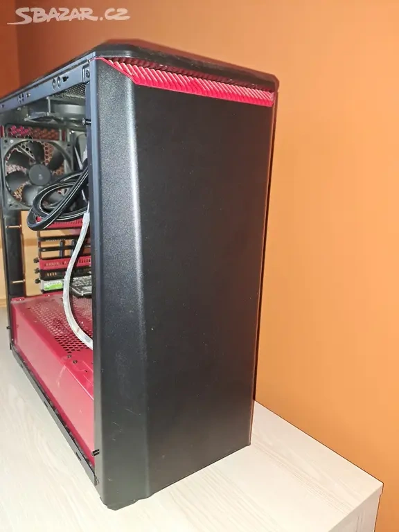 Počítač, počítačová skříň částečně vybavená