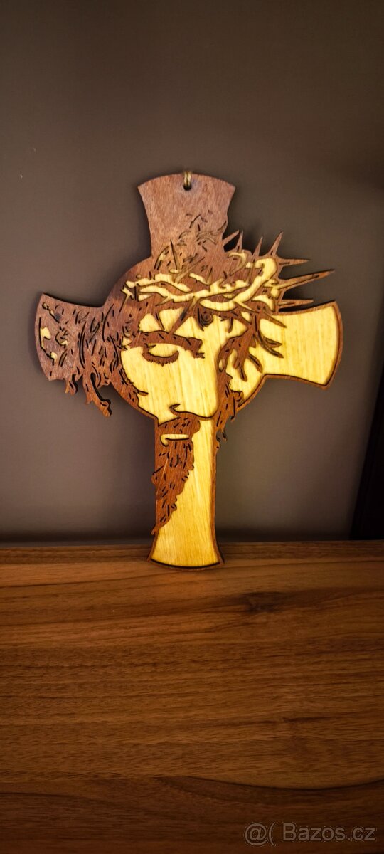 Vyřezávaný dřevěný kříž Ježíš Kristus