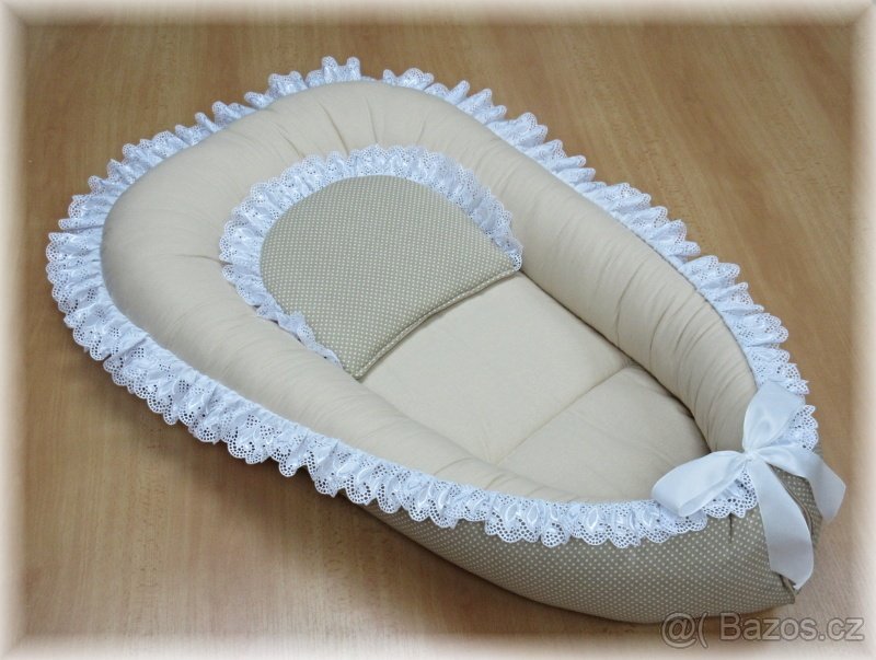 Hnízdečko, polštářek s krajkou béžový puntík