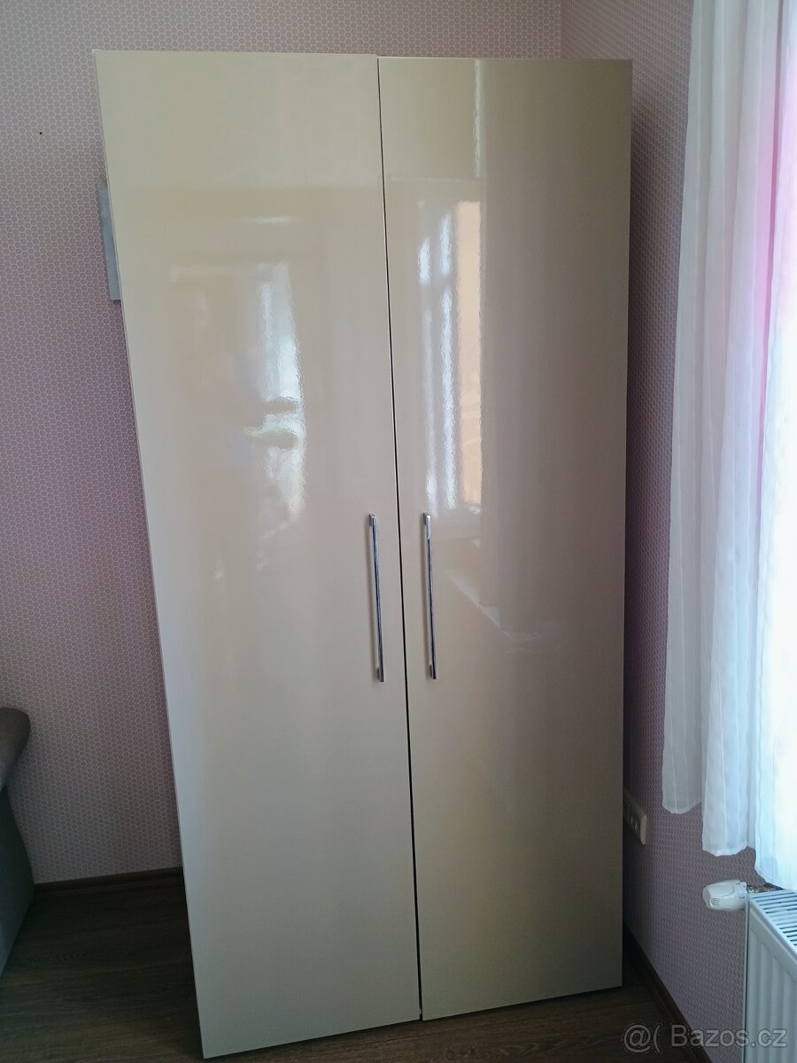 Skříň šatní