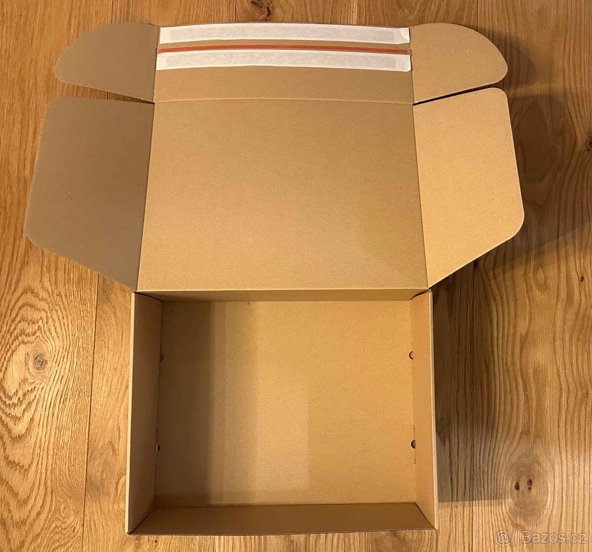 Poštovní krabice s lepícím proužkem