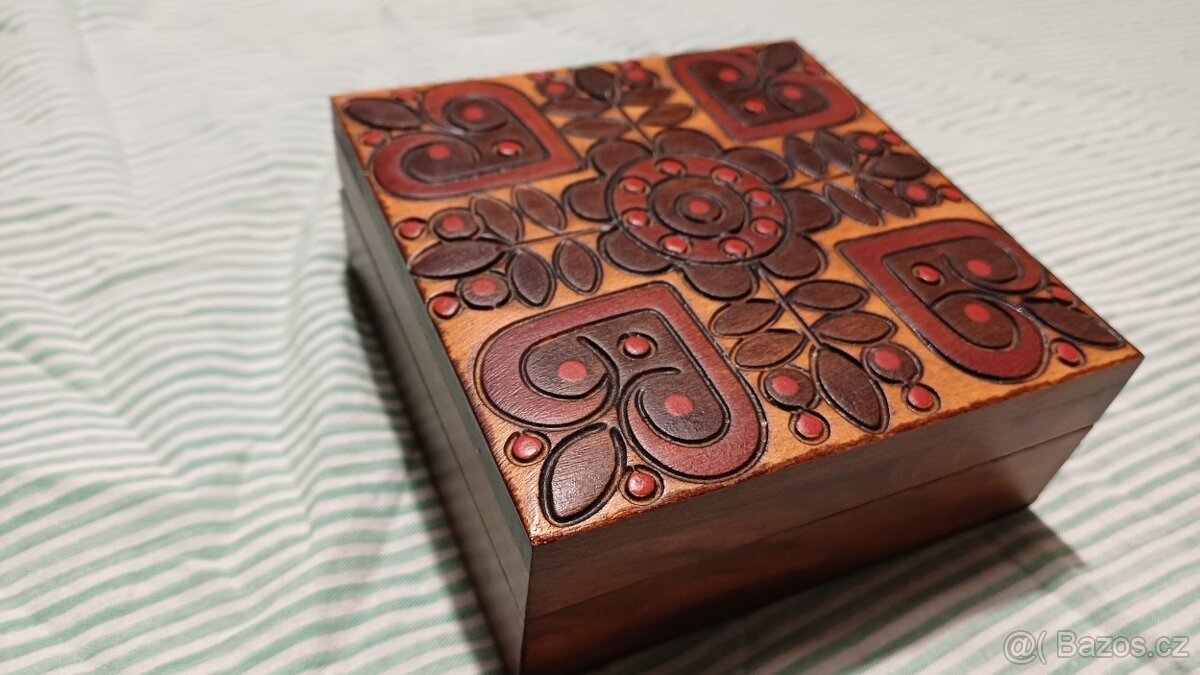 Stará lidová, ručně zdobená, dřevěná šperkovnice