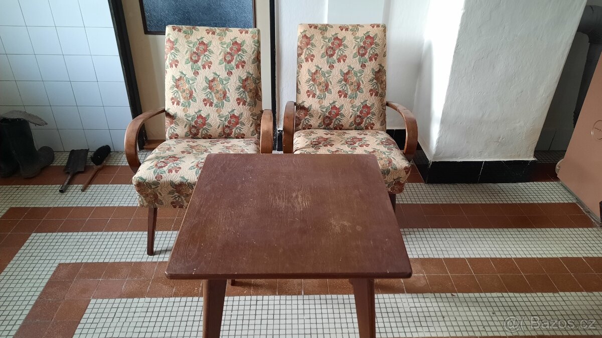 Starodávná křesla + stolek