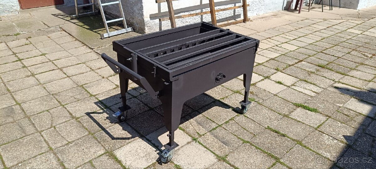 Multifunkční gril na selátko a kýtu