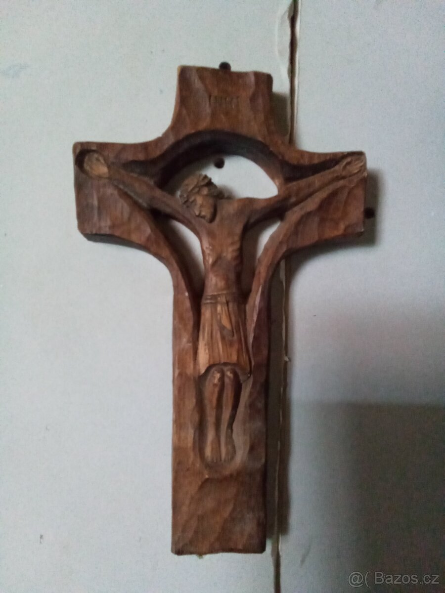 Vyřezávaný kříž
