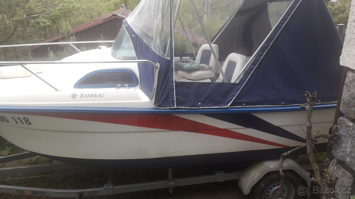 Motorová kajutova loď Jeaneau, s přívěsem