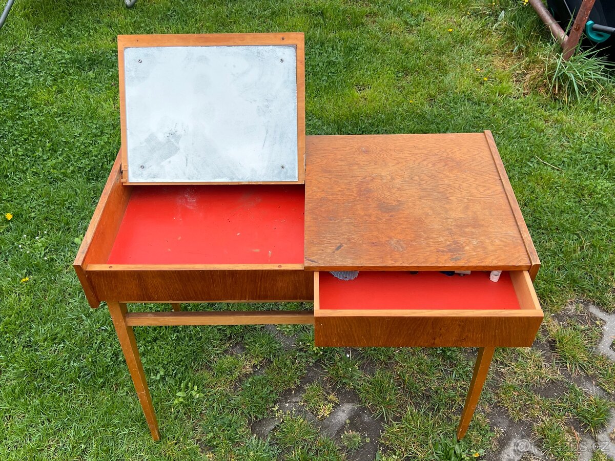 Daruji za odvoz toaletní stolek