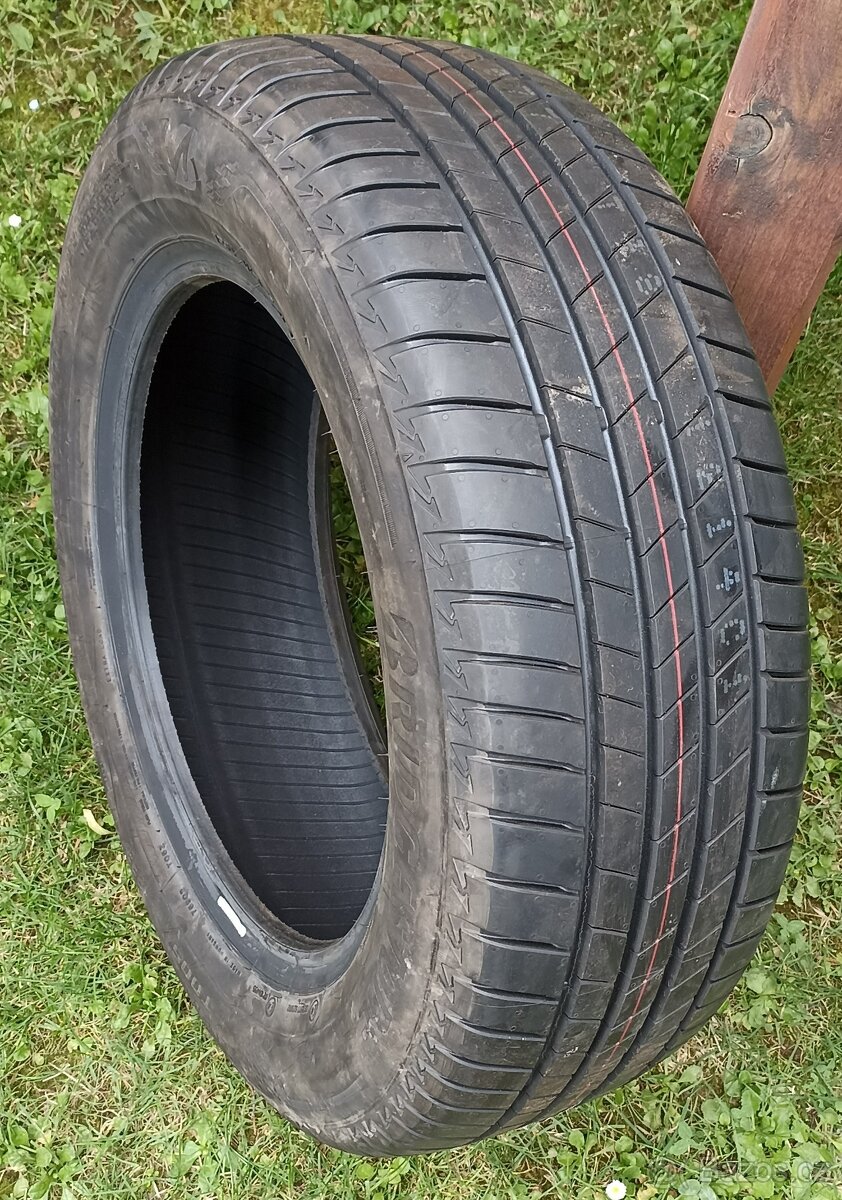 prodám 1 kus letní pneu Bridgestone 215/60R16-01
