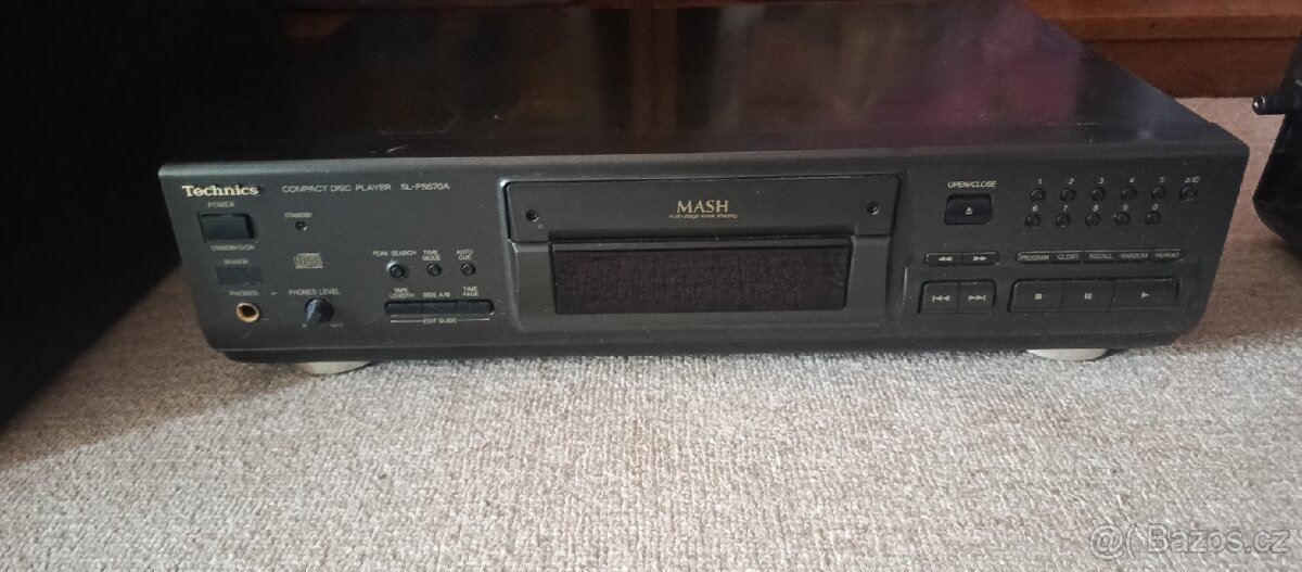 Zesilovač s příslušenstvím a s bednami a s držákem na CD