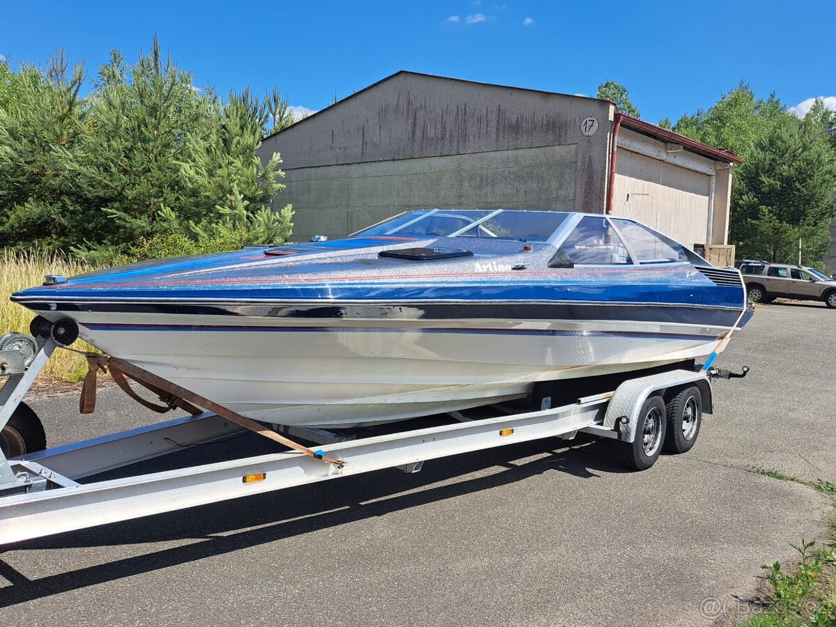 Kajutová motorová loď Bayliner Cobra 2250