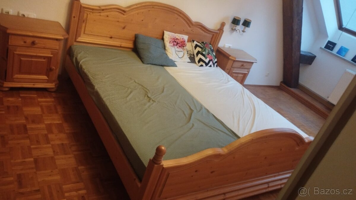 Dřevěná postel 200x200 se stolky