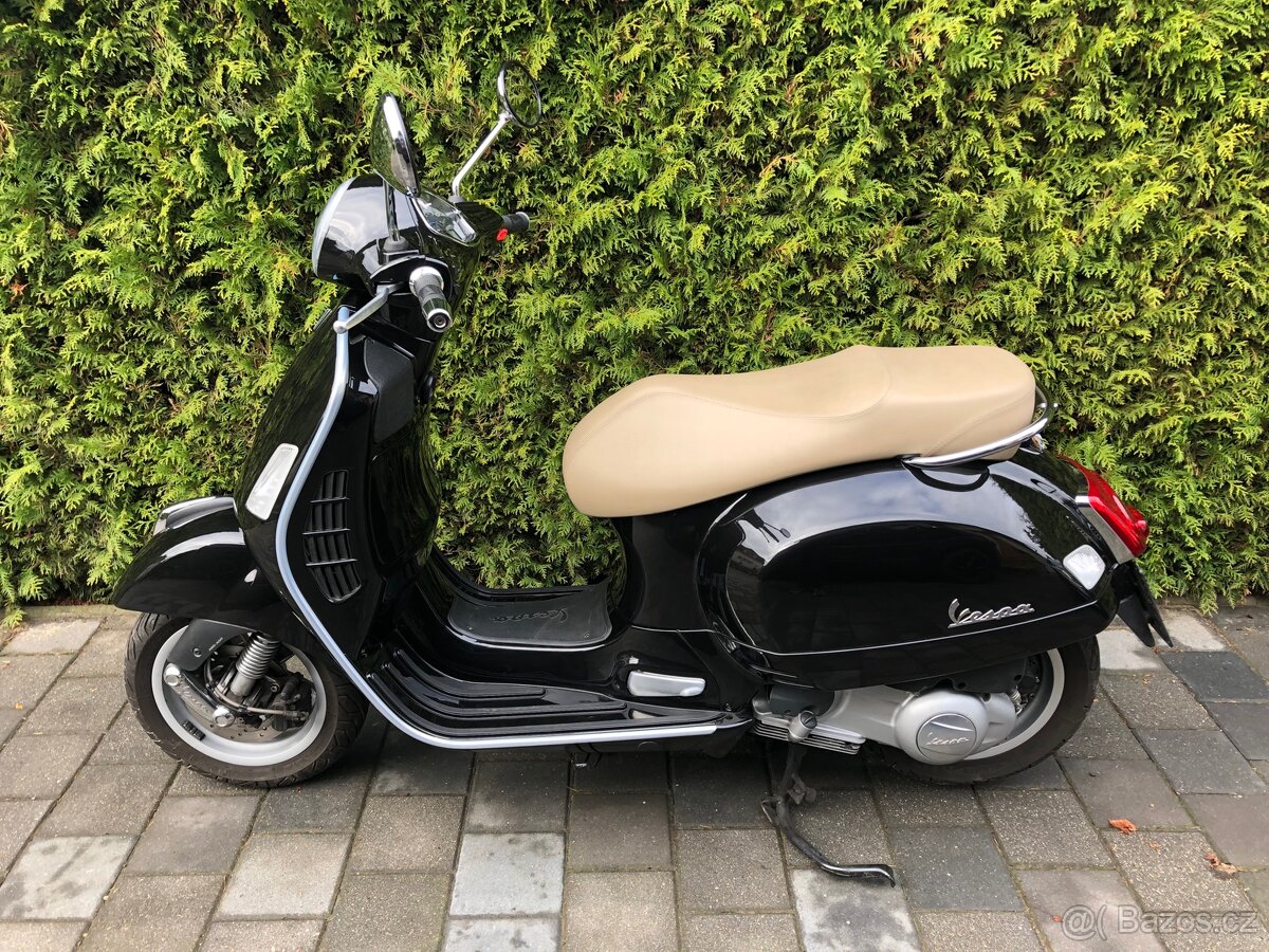 Vespa GTS 300, 2017, lehce poškozena