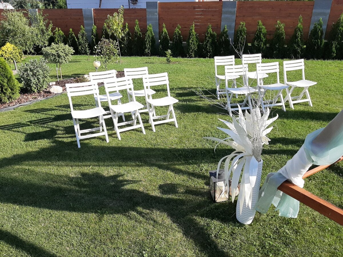 Bílé skládací židle – pronájem (svatba, oslava, párty)