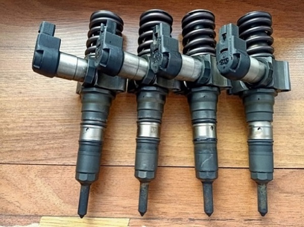 Vstřikovače 03G130073S 2.0Tdi ComRail Bosch-plně funkční