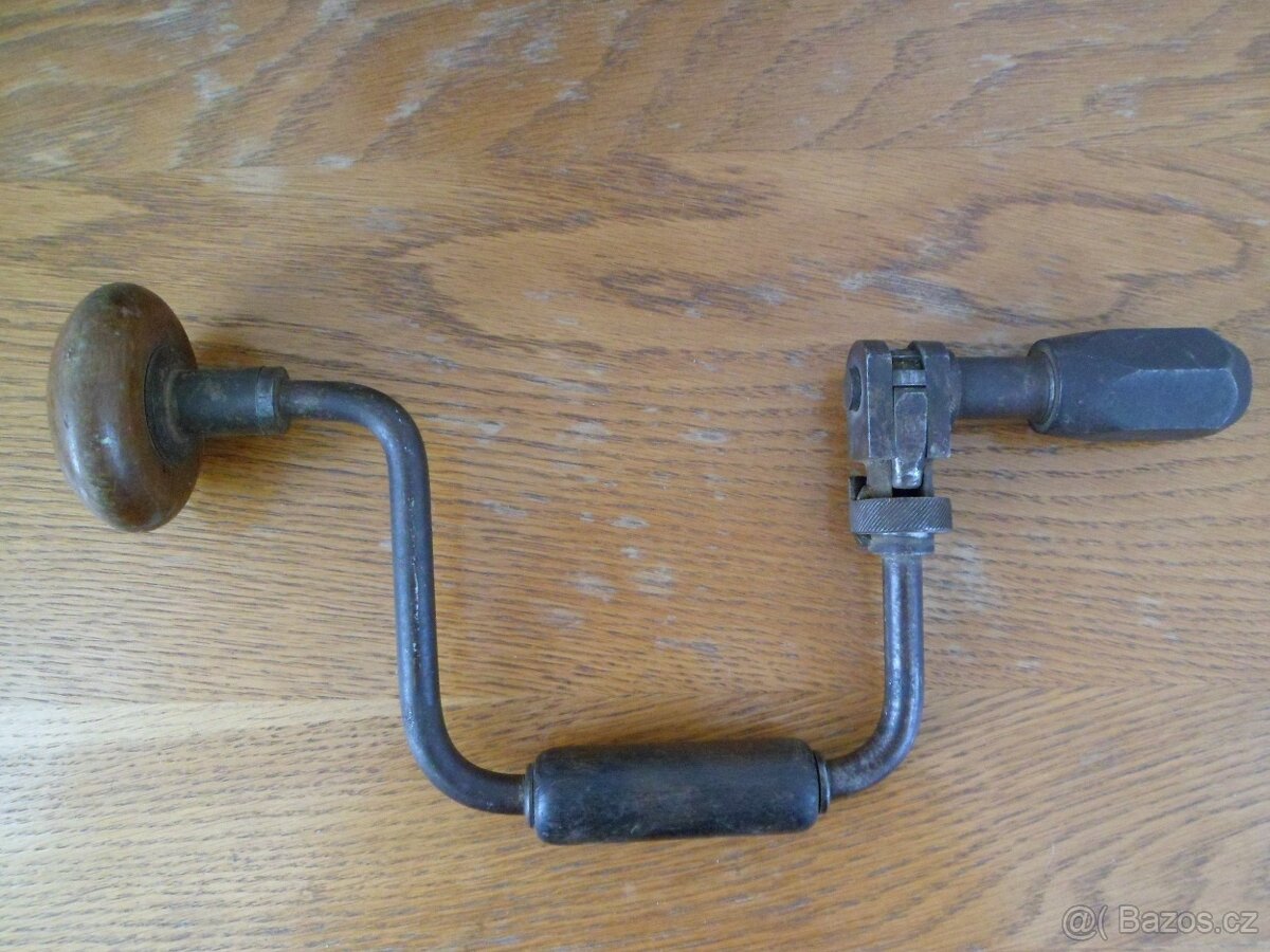 STARÁ RUČNÍ VRTAČKA