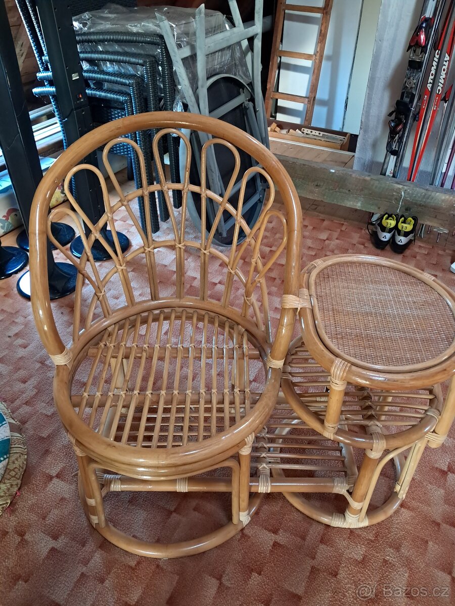 Proutěné křeslo se stolkem