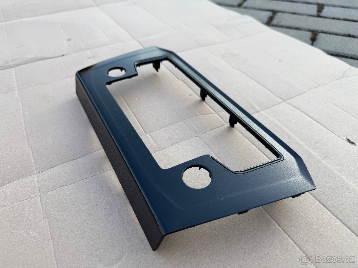 Černý rámeček autorádia pro VW Passat B8 (2015–2020