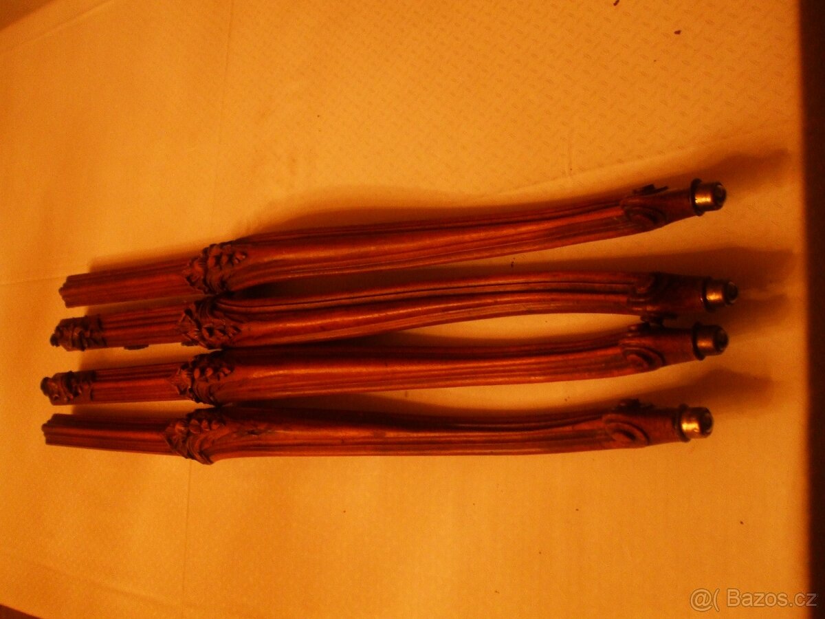 Staré dřevěné vyřezávané nohy