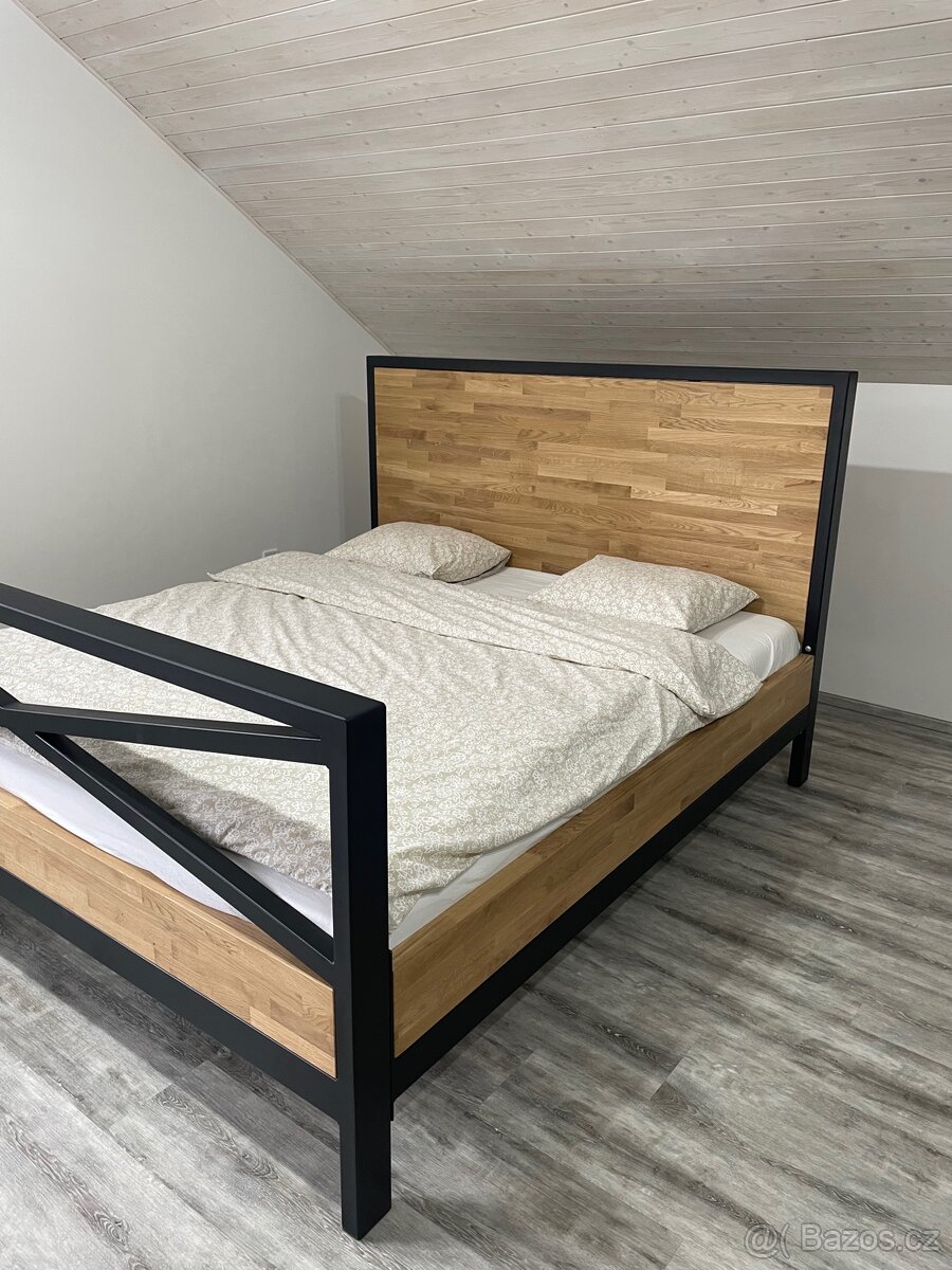Masivní dubová postel