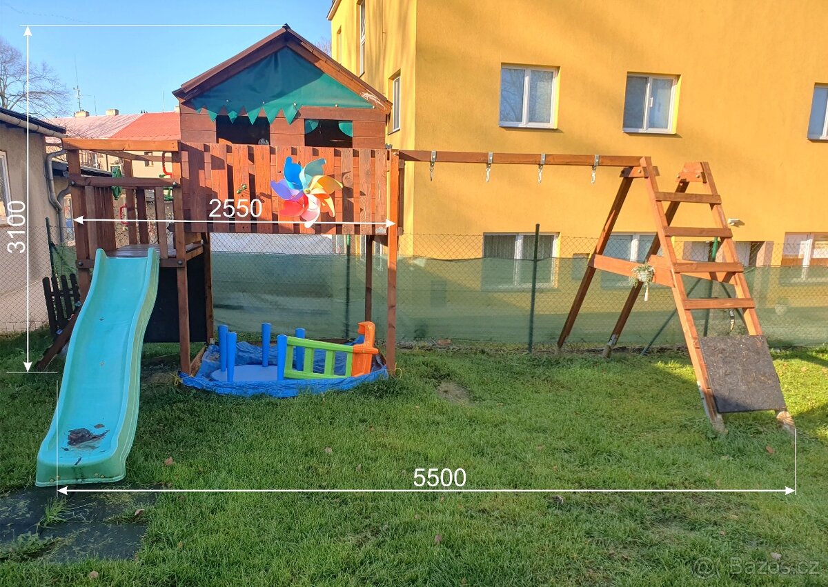 Domeček na sloupech Wickey