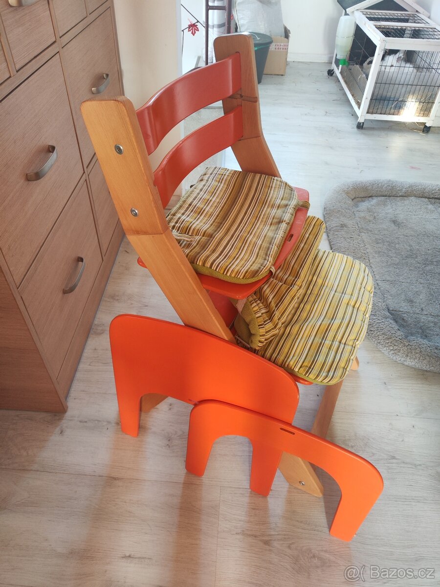 Rostoucí dřevěná židle